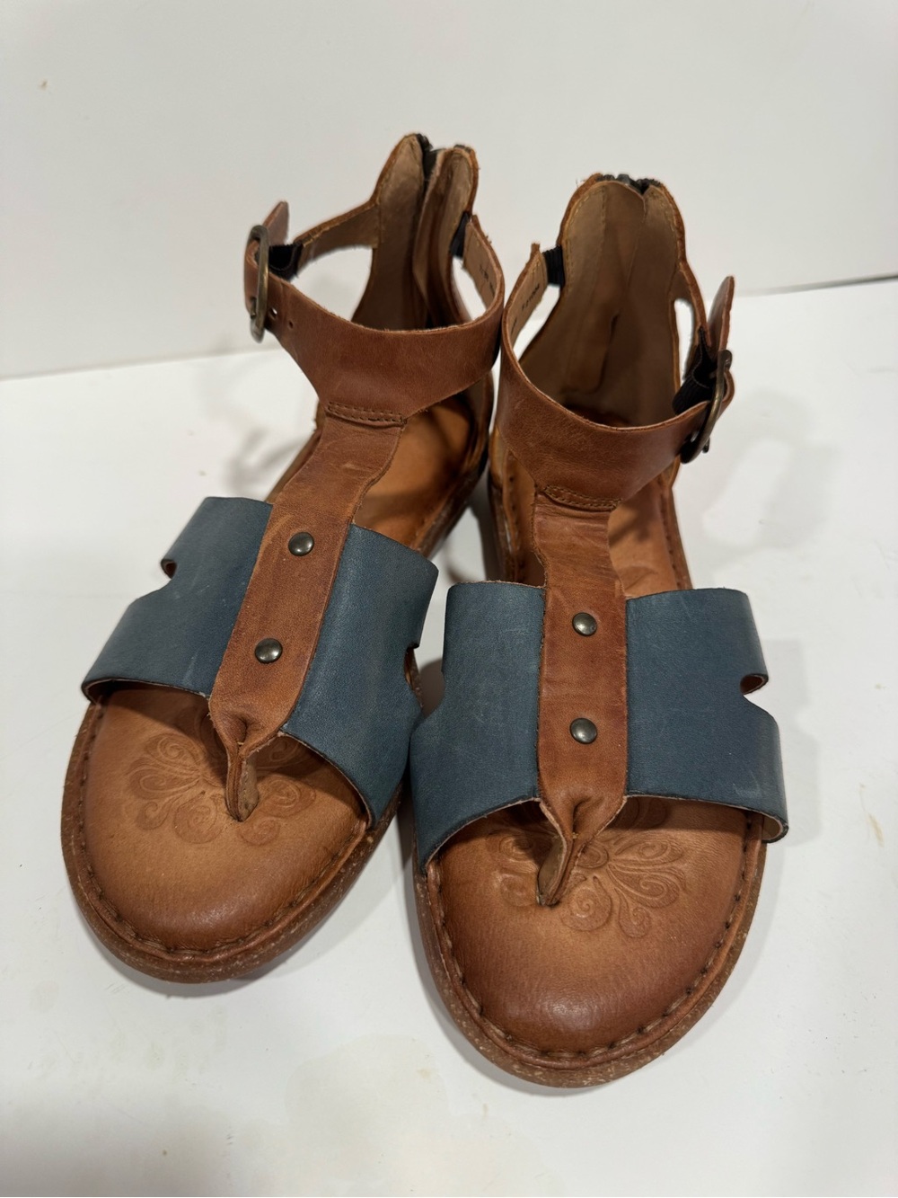 Born Børn Women’s Leather T-Strap Thong Sandals Brown Blue Back Zip Size 7 EU 38